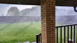 Ураганный ветер вырывает деревья с корнем в Москве — в ближайшие часы на столицу обрушится шторм