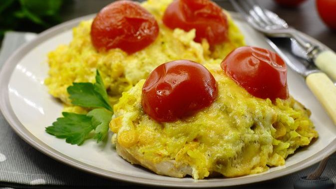 КУРИНЫЕ ОТБИВНЫЕ, ЗАПЕЧЁННЫЕ С РИСОМ И ОВОЩАМИ
