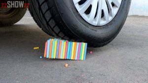 Experimento_ Tizas VS Rueda de Coche _ Aplastando Cosas Crujientes con el Coche