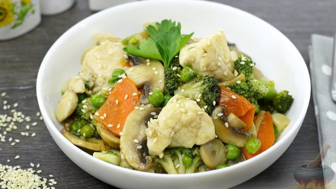 КУРИЦА ПО-ТАЙСКИ С ОВОЩАМИ И ГРИБАМИ