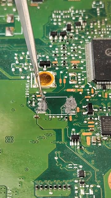 Как отпаять и запаять память. #soldering #shortvideo #shorts #short
