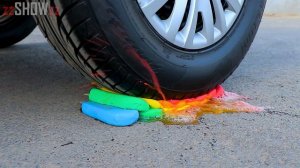 Experimento_ Rueda de Coche VS Helados de Arcoíris _ Aplastando Cosas Crujientes con el Coche