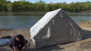 Установка надувной палатки в одиночку у реки