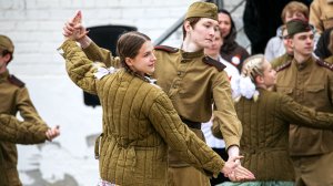 Ретротехника и фронтовой привал: День патриотического воспитания провели в школе Сургута