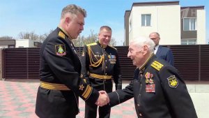Во Владивостоке с Днем Победы поздравили старейшего подводника ВМФ Владимира Майстера.