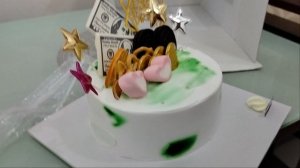 Муж купил мне торт с долларами!