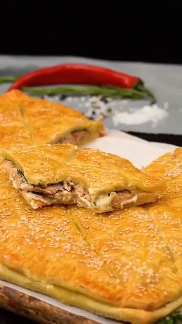 Закуска из слоёного теста с лососем и секретным соусом
