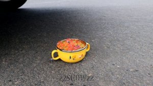 Aplastando Cosas Crujientes y Suaves! Camiónes, Coche de Juguete VS Rueda de Coche