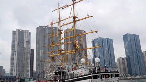 Российский парусник «Паллада» прибыл в порт города Далянь, чтобы отдать дань памяти героям.
