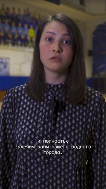 Студентка СПбГУПТД  читает письмо студентки Ленинградского текстильного института