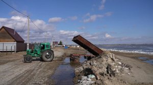 В Вате укрепляют берег для защиты от паводка