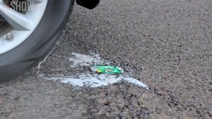Aplastando Cosas Crujientes con el Coche