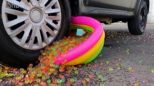 Aplastando Cosas Crujientes con el Coche _ Experimento_ PISCINA DE ORBEEZ vs Rueda de Coche