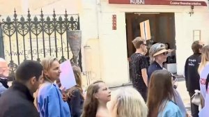 Сотни человек приняли участие в шествии «Бессмертного полка» в Париже.
