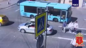Пассажирский автобус въехал в стену дома в Санкт-Петербурге. Пожилую женщину доставили в больницу