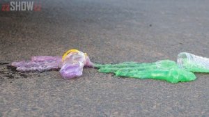 Aplastando Cosas Crujientes con la Rueda de un Coche