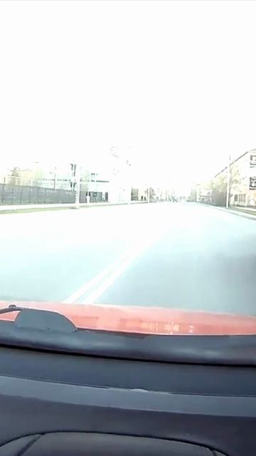 Девушка на авто подрезает справа