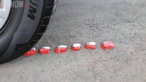 Aplastando Cosas Crujientes con el Coche _ Experimento_ Globos de Agua y Orbeez VS Rueda de Coche