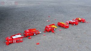 APLASTANDO COSAS CRUJIENTES CON EL COCHE _ Experimento_ Canicas VS Rueda de Coche #shorts