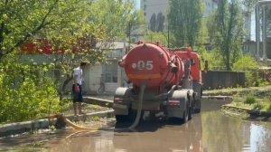 В Энгельсе продолжается активная работа по откачке сточных вод