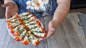 ОБАЛДЕННАЯ ЗАКУСКА ИЗ БОЛГАРСКОГО ПЕРЦА НА ПРАЗДНИЧНЫЙ СТОЛ.