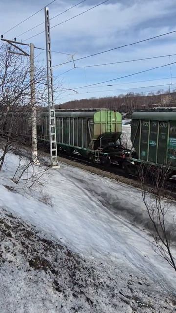 Грузовой поезд проезжает мимо смотреть онлайн