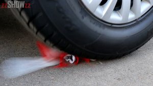 Aplastando Cosas Crujientes con el Coche _ Experimento_ Bebidas Energéticas VS Rueda de Coche