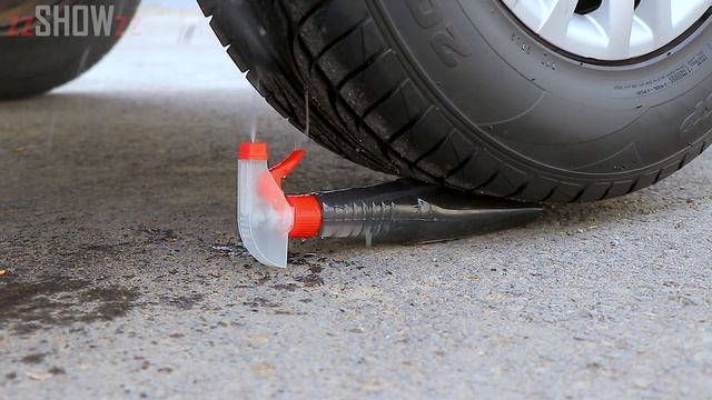Aplastando Cosas Crujientes con el Coche _ Experimento_ Coca Cola y Mentos VS Rueda de Coche