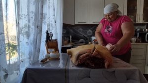 смотрю яйца/ разделываю мясо/пошла на собрание
