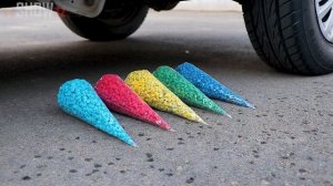 Experimento_ Petardos VS Rueda de Coche _ Aplastando Cosas Crujientes y Suaves con el Coche
