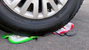 Experimento_ Cuchillos VS Rueda de Coche _ Aplastando Cosas Crujientes con el Coche