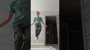 выполняет задание друзей
