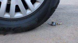 Experimento_ Canicas VS Rueda de Coche _ Aplastando Cosas Crujientes con el Coche