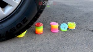 Aplastando Cosas Crujientes con el Coche _ Experimento_ Orbeez VS Rueda de Coche