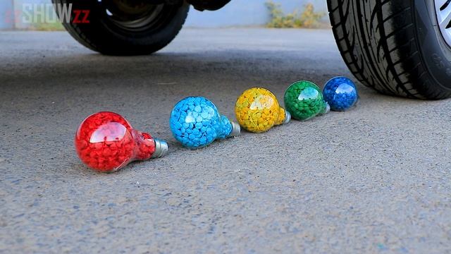 Aplastando Cosas Crujientes con el Coche _ Experimento_ Rueda de Coche VS Bombillas con Petardos