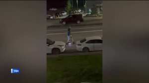 В Уфе мужчина проехался по дороге на самокате с маленьким ребенком на шее