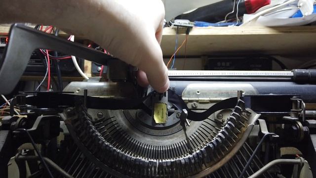 Замена красящей ленты на печатной машинке Daro Optima M16 смотреть онлайн