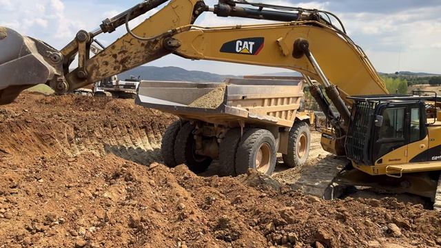Caterpillar 385C Excavator Loading Caterpillar 777 Dumpers On Constr. Site - Sotiriadis⧸Labrianidis смотреть онлайн
