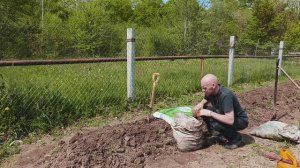 Жара не помеха работе на огороде.