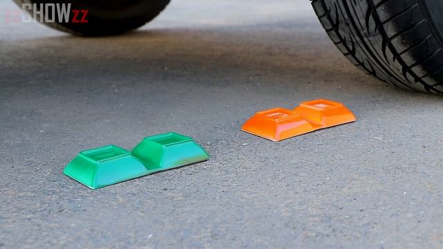 Experimento_ Rueda de Coche VS Cosas Crujientes y Suaves _ Aplastando Globos de Agua con el Coch