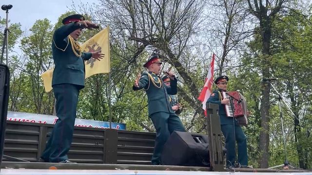 ДНР. Военнослужащие провели мини-парад и концерт
