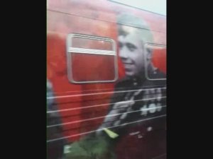 Поезд Победы из соседнего поезда Victory Train from a nearby train