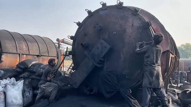 Переработка старых автомобильных покрышек в мазут и металл. Пакистан