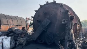 Переработка старых автомобильных покрышек в мазут и металл. Пакистан