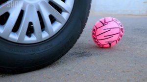 Experimento_ Rueda de Coche VS Orbeez _ Aplastando Cosas Crujientes con el Coche