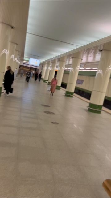 Малиновка: Метро, в котором поют птицы.