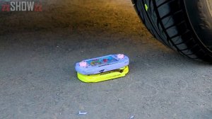Aplastando Cosas Crujientes y Suaves con la Rueda de un Coche _ Experimento_ Cuchillos VS Coche