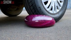Experimento_ GLOBO VS Rueda de Coche _ Aplastando Cosas con el Coche!