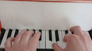 Смуглянка на детском пианино!