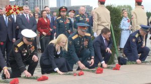 «Единая Россия» возложила цветы к Вечному огню на Поклонной горе